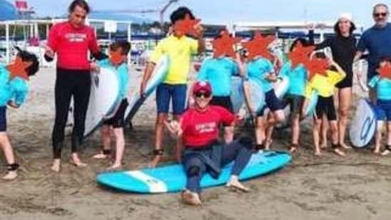 Lezioni di surf tenute da istruttori qualificati: lo scorso anno il numero di adesioni fu esponenziale, segno di apprezzamento per il progetto