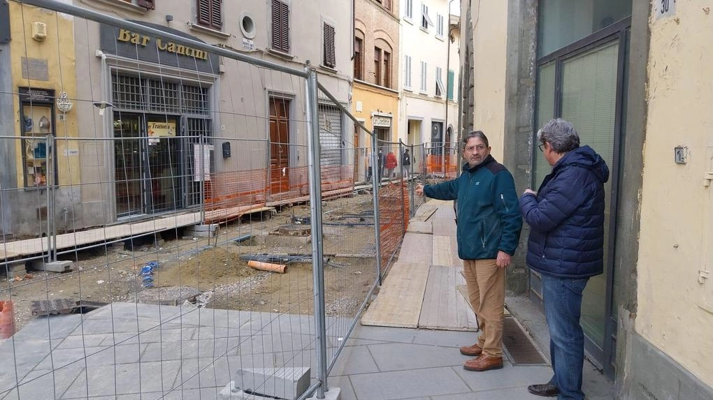 Si va verso la gettata su piazza del popolo dopo di che potrà iniziare la pavimentazione dell’ultimo spicchio rimasto