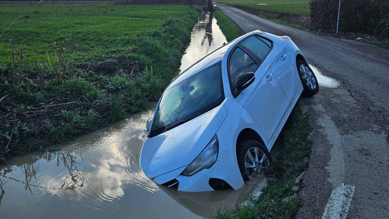 L'auto finita fuori strada L'auto finita fuori strada