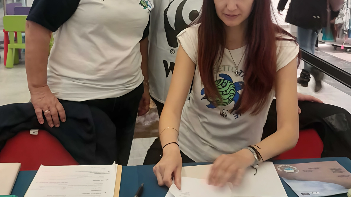 Le volontarie del Wwf al centro. commerciale MareMonti Chiara Giannelli, Nina Veschi e Simonetta Casani Le volontarie del Wwf al centro. commerciale MareMonti Chiara Giannelli, Nina Veschi e Simonetta Casani