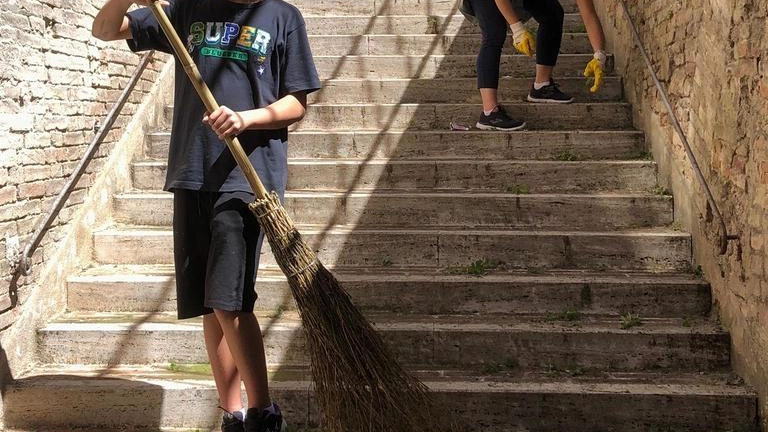 Decoro urbano? Sì grazie. E allora questa volta anche i privati contribuiscono alla pulizia di strade, parchi e scalinate dando... Decoro urbano? Sì grazie. E allora questa volta anche i privati contribuiscono alla pulizia di strade, parchi e scalinate dando...