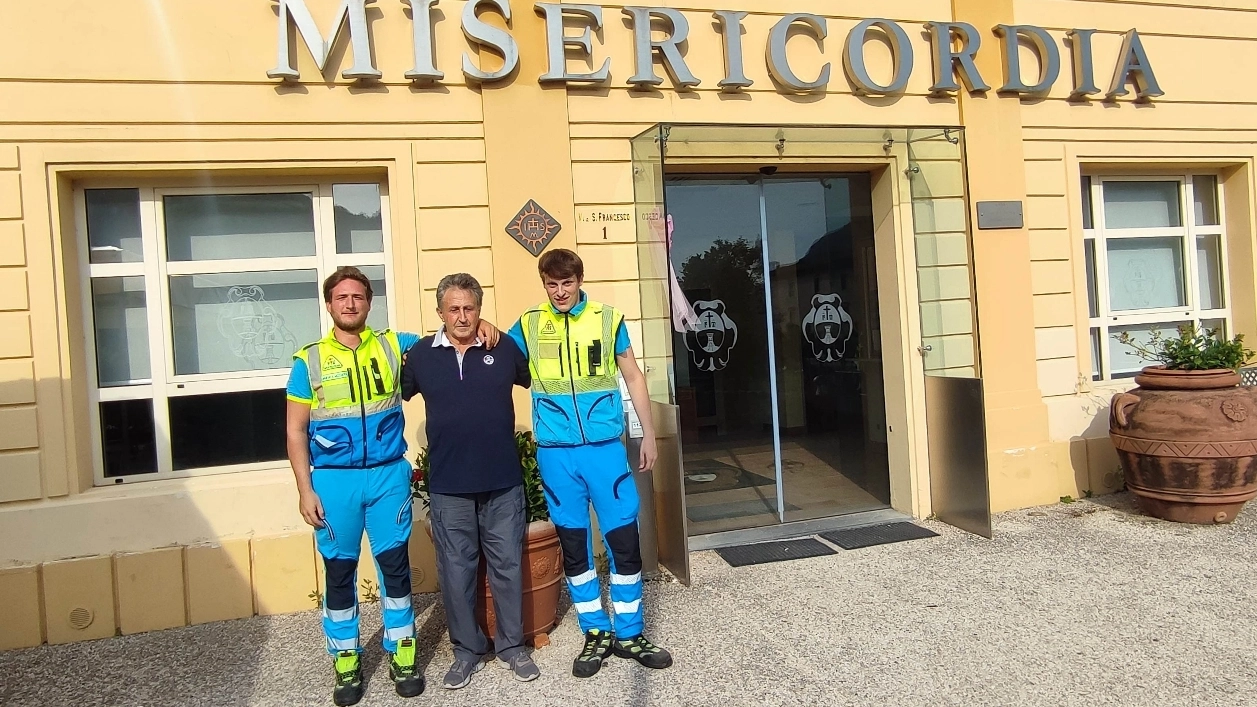 Nella foto, da sinistra, il dipendente della Misericordia di Borgo a Mozzano Andrea Sarti, il signor Pierangelo che ha voluto incontrare la squadra che lo soccorse nel maggio scorso, e il volontario Alessio Mugnani Nella foto, da sinistra, il dipendente della Misericordia di Borgo a Mozzano Andrea Sarti, il signor Pierangelo che ha voluto incontrare la squadra che lo soccorse nel maggio scorso, e il volontario Alessio Mugnani