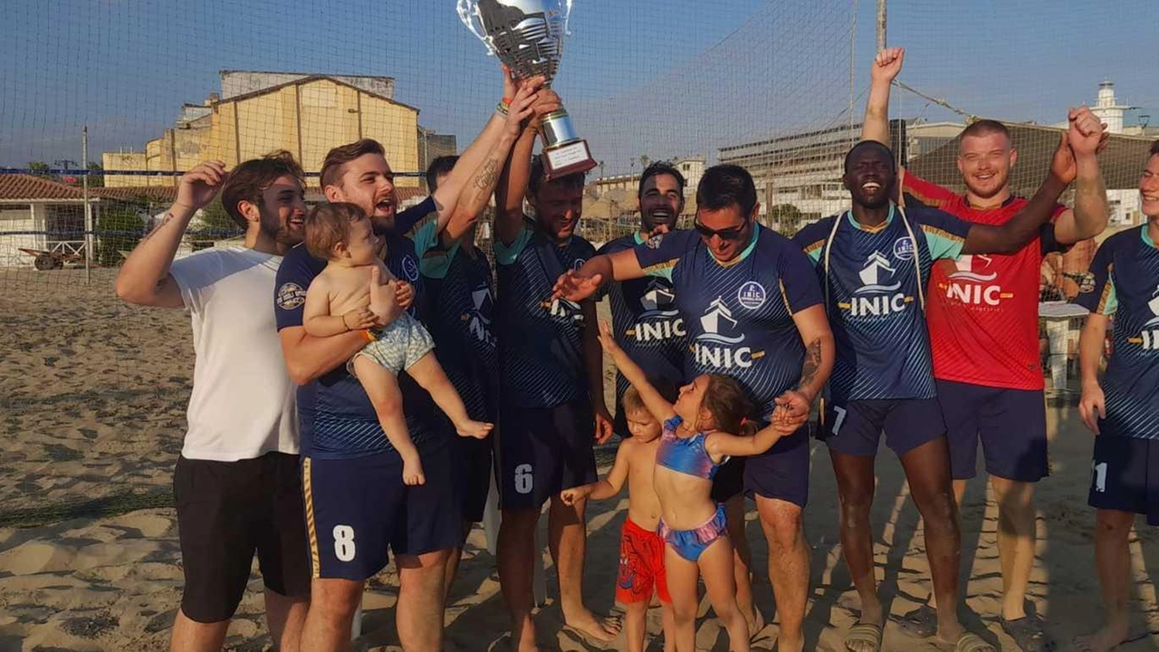 La Inic festeggia sulla spiaggia la vittoria nella Summer Cup La Inic festeggia sulla spiaggia la vittoria nella Summer Cup