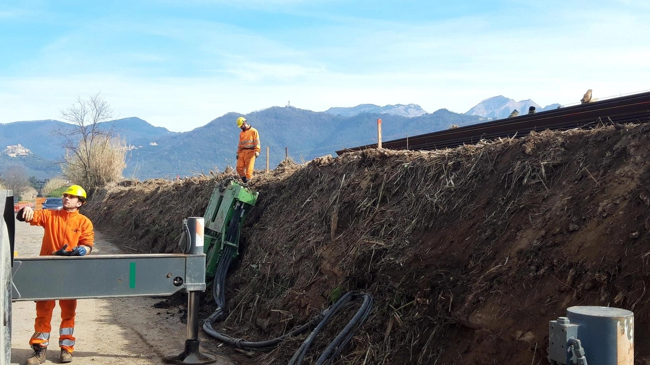 L’intervento di posizionamento delle palancole su via Marinella nel tratto rientrante nel territorio del Comune di Sarzana L’intervento di posizionamento delle palancole su via Marinella nel tratto rientrante nel territorio del Comune di Sarzana