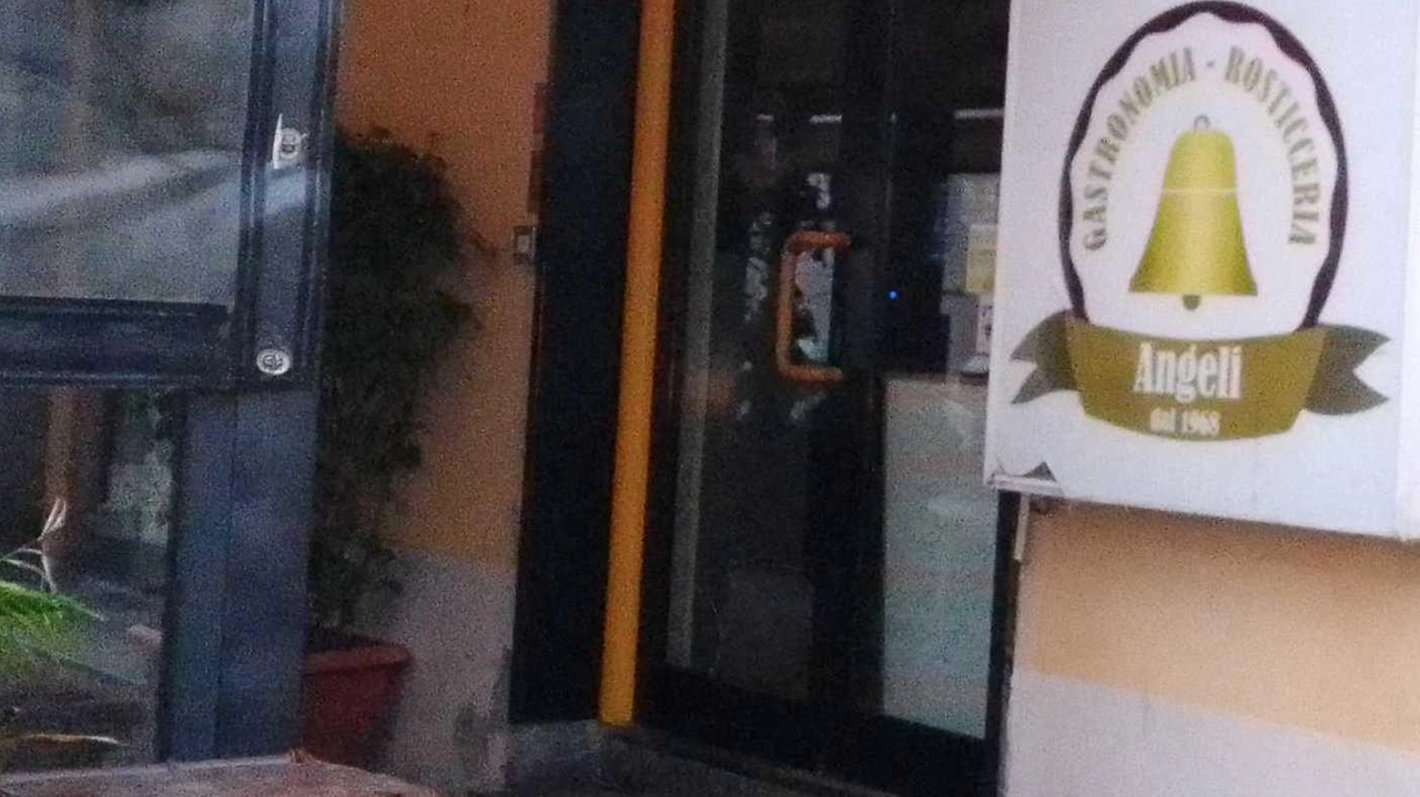 La rosticceria Angeli in via Cavallotti angolo via Fratti che è stata presa di mira dai vandali la scorsa notte La rosticceria Angeli in via Cavallotti angolo via Fratti che è stata presa di mira dai vandali la scorsa notte
