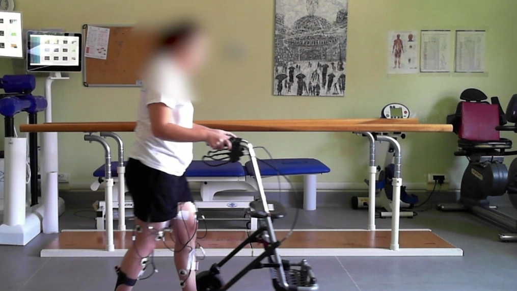 Due persone paraplegiche tornano a camminare grazie a un neurostimolatore. Come funziona