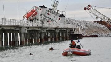 Nave contro il pontile di Marina di Massa, indagato il comandante