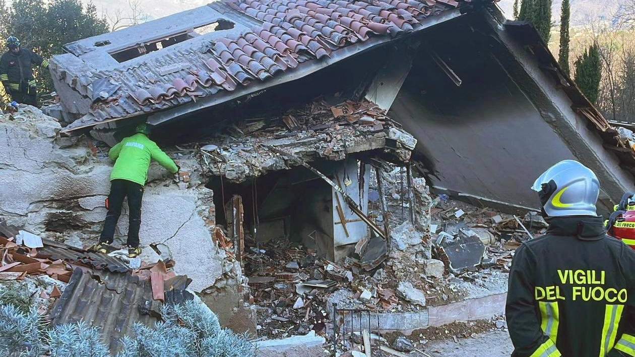 Un momento delle ricerche nelle ore che sono seguite all’esplosione dell’abitazione nel borgo di Eglio, nel Comune di Molazzana il 21 dicembre scorso (foto Borghesi) Un momento delle ricerche nelle ore che sono seguite all’esplosione dell’abitazione nel borgo di Eglio, nel Comune di Molazzana il 21 dicembre scorso (foto Borghesi)