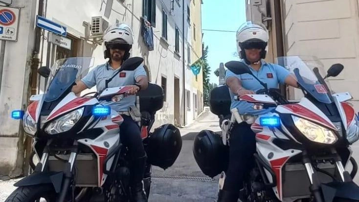 Attività quotidiana della polizia locale di Calcinaia in via delle Case bianche. In questa strada non è consentito circolare ai veicoli dei non residenti. Attività quotidiana della polizia locale di Calcinaia in via delle Case bianche. In questa strada non è consentito circolare ai veicoli dei non residenti.