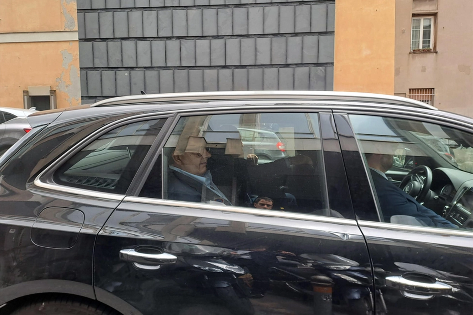 Il presidente della Regione Liguria Giovanni Toti, uscito dal suo appartamento di Genova con la Guardia di finanza (ansa)