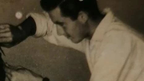 Dino Monaci, all’inizio della sua attività di barbiere. Se ne è andato all’età di 93 anni Dino Monaci, all’inizio della sua attività di barbiere. Se ne è andato all’età di 93 anni