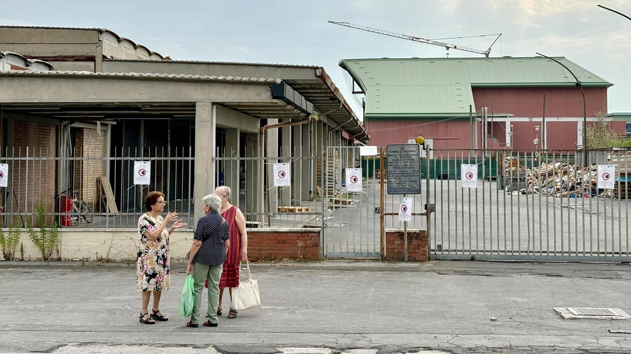 L’ingresso del mercato ortofrutticolo ormai sbarrato per lasciare spazio al cantiere che realizzerà la nuova. piscina comunale della città L’ingresso del mercato ortofrutticolo ormai sbarrato per lasciare spazio al cantiere che realizzerà la nuova. piscina comunale della città