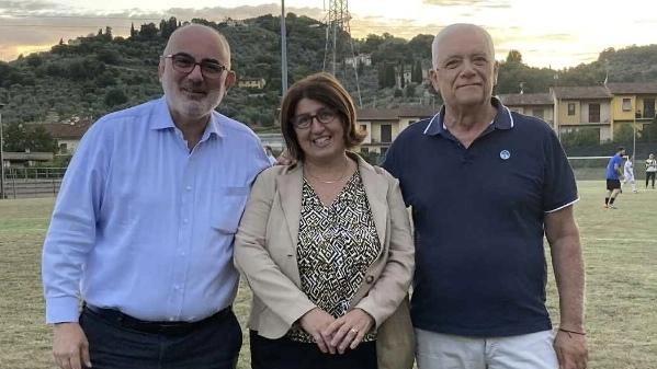 Il sindaco Palandri alla manifestazione che si è tenuta mercoledì al campo sportivo «Martini» Il 25 agosto cominceranno i lavori Il sindaco Palandri alla manifestazione che si è tenuta mercoledì al campo sportivo «Martini» Il 25 agosto cominceranno i lavori