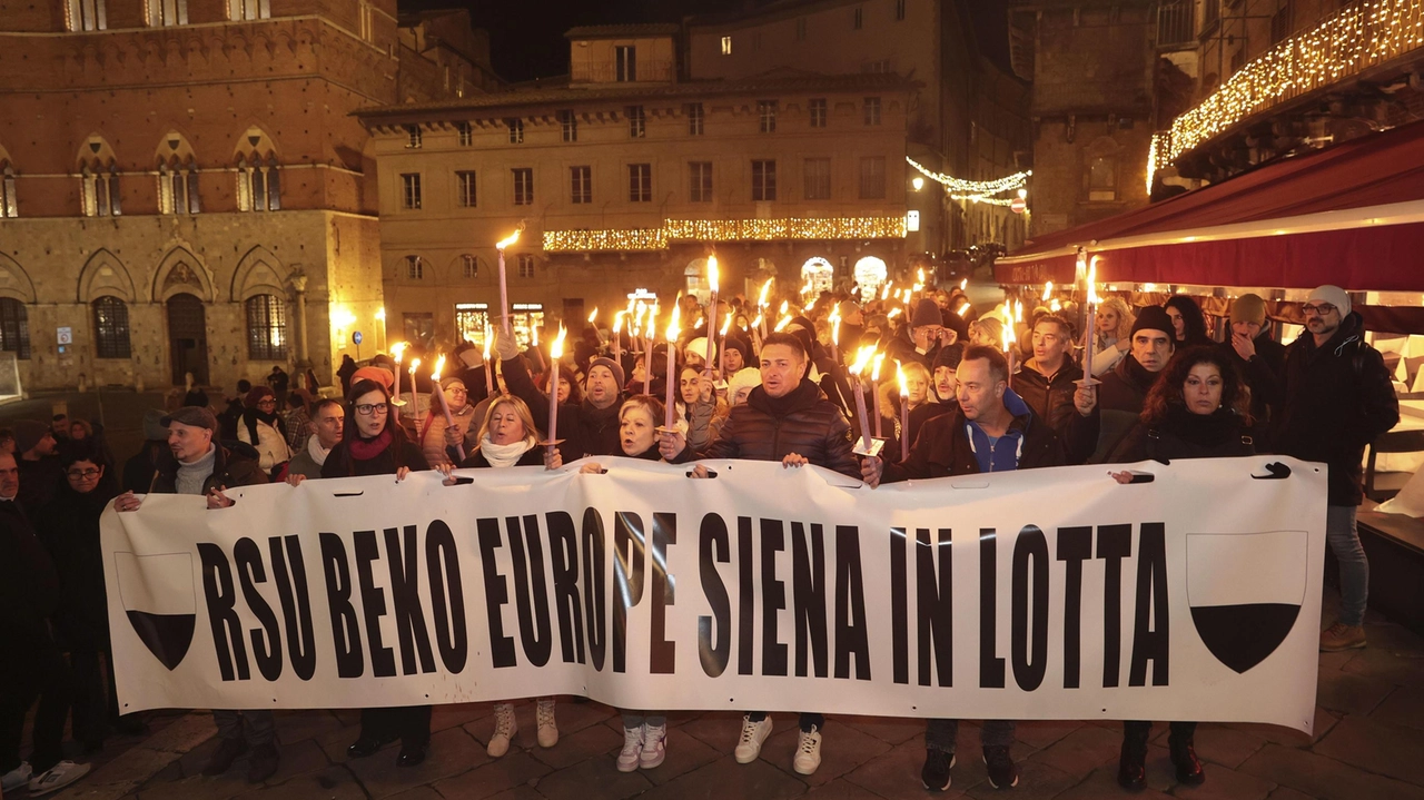 La grande fiaccolata dei lavoratori Beko in piazza del Campo La grande fiaccolata dei lavoratori Beko in piazza del Campo