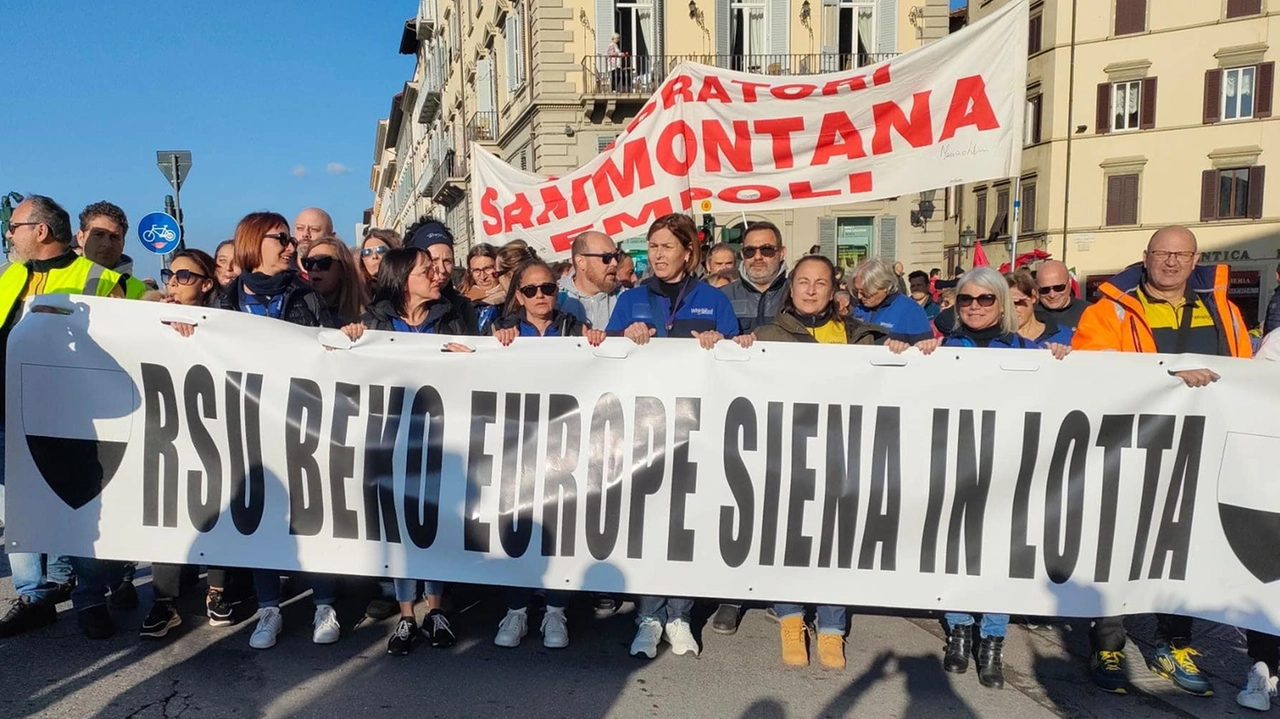 Gli striscioni delle vertenze riguardanti Beko Europe e Gsk a Siena Gli striscioni delle vertenze riguardanti Beko Europe e Gsk a Siena