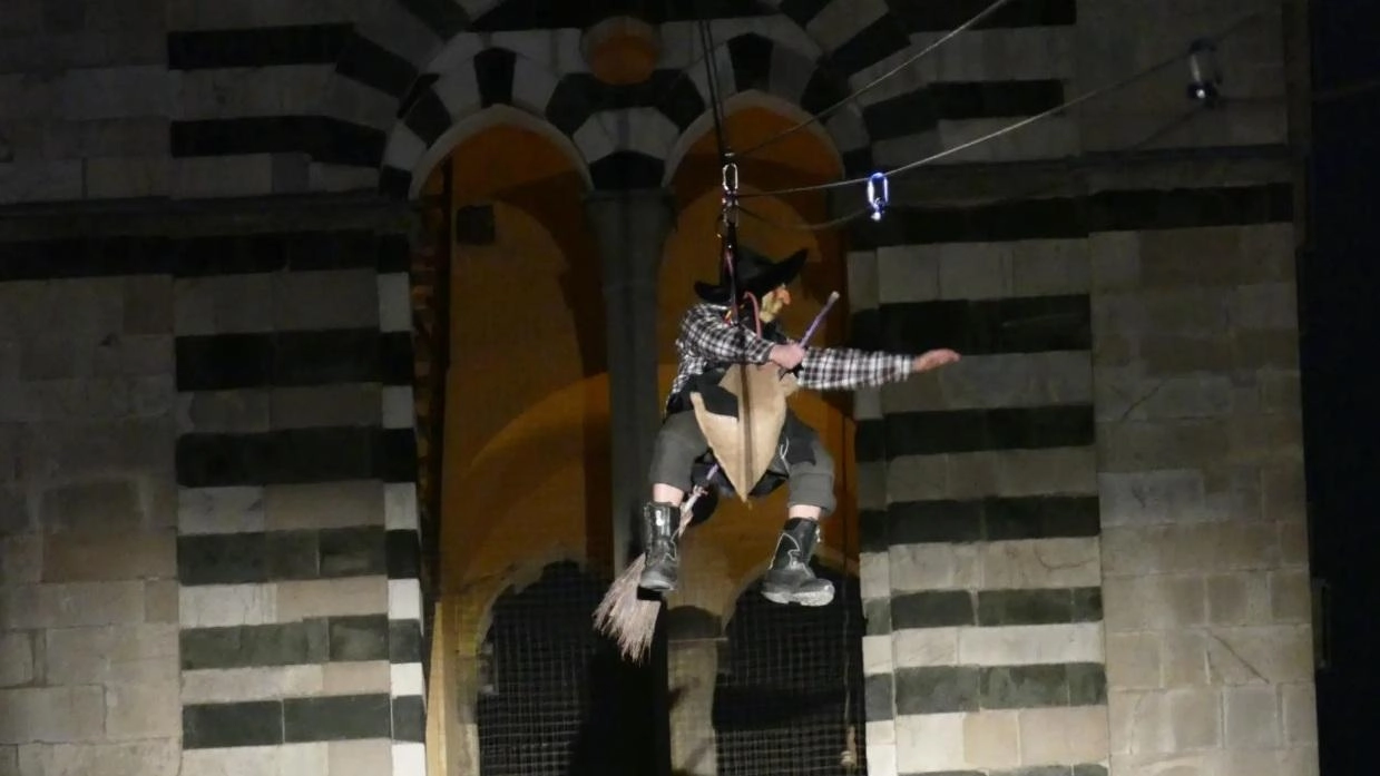 Una delle ultime discese dal campanile per la Befana dei vigili del fuoco Una delle ultime discese dal campanile per la Befana dei vigili del fuoco