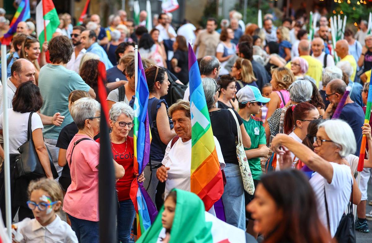 Il maxi-corteo avanza. Una sfilata colorata nel nome della pace: "L’obiettivo comune"