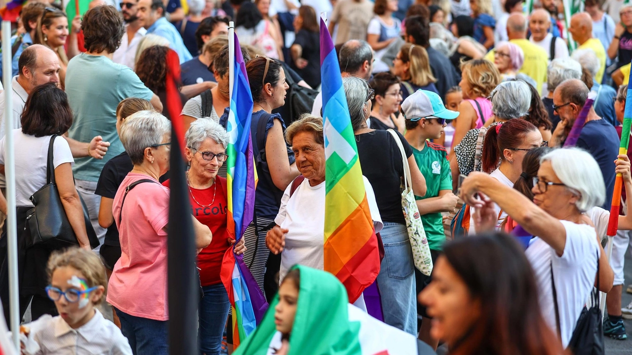 In centinaia ieri pomeriggio si sono dati appuntamento in piazza dei Leoni per camminare fino a Monterappoli. Tutti insieme: famiglie, giovani, ’nonni’, associazioni e partiti. In centinaia ieri pomeriggio si sono dati appuntamento in piazza dei Leoni per camminare fino a Monterappoli. Tutti insieme: famiglie, giovani, ’nonni’, associazioni e partiti.