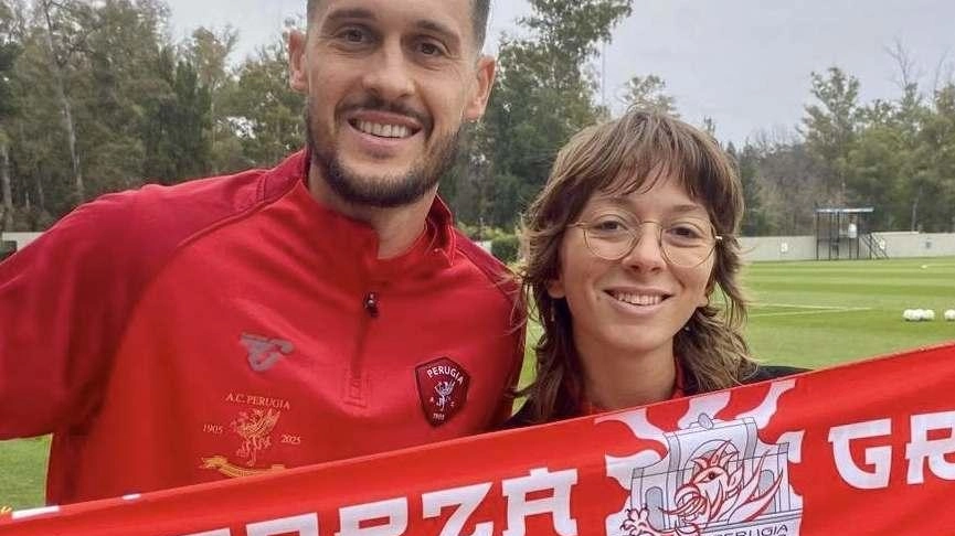 Il capitano Gabriele Angella insieme a Lucia Baldelli