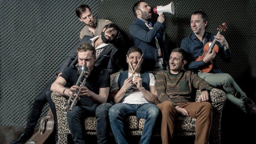 Un’esperienza in crescita quella di sette artisti che amano il cantautorato "La strada è tracciata dalla Bandabardò, ma ci piace tutta la scena folk/rock". Un’esperienza in crescita quella di sette artisti che amano il cantautorato "La strada è tracciata dalla Bandabardò, ma ci piace tutta la scena folk/rock".