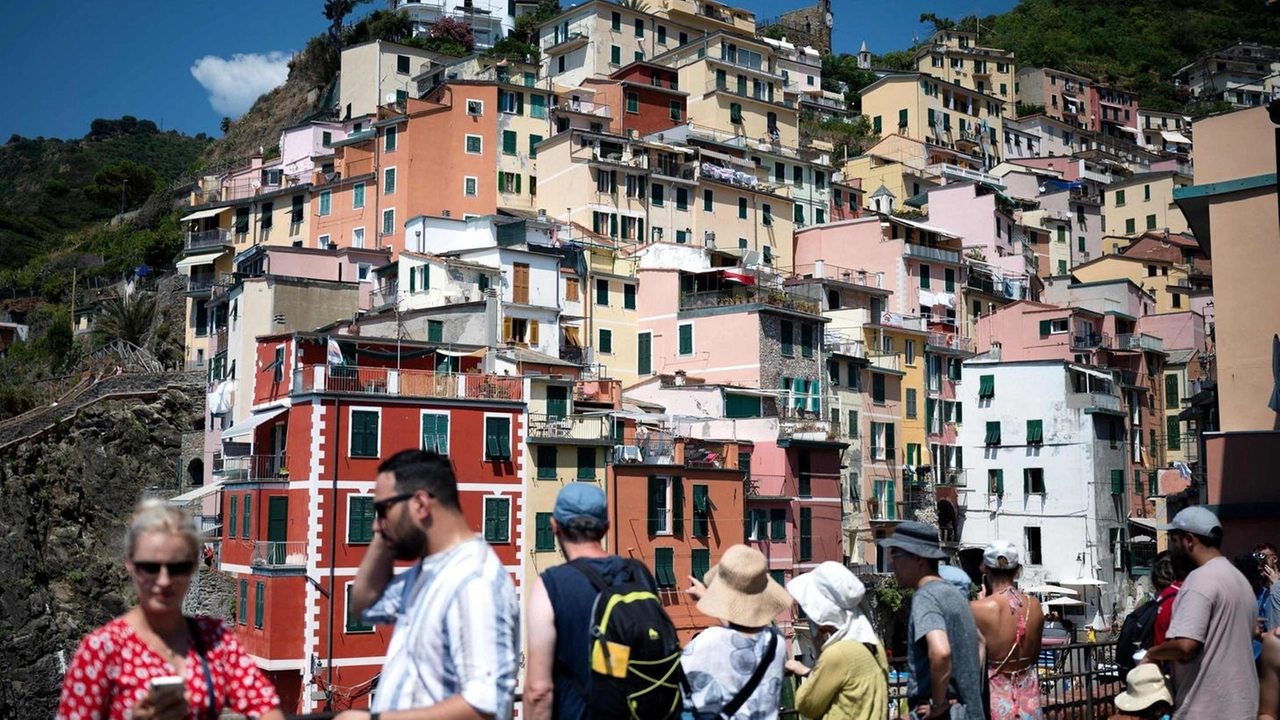 Turisti in visita nei borghi delle Cinque Terre. Quello dell’overtourism sarà uno dei temi centrali del mandato del neo presidente Turisti in visita nei borghi delle Cinque Terre. Quello dell’overtourism sarà uno dei temi centrali del mandato del neo presidente