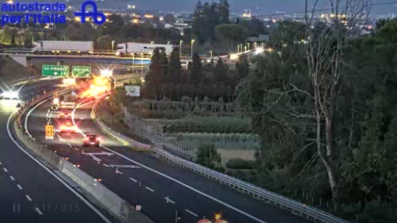 I mezzi di soccorso diretti nel tratto interessato dall'incidente (Foto Autostrade per l'Italia)