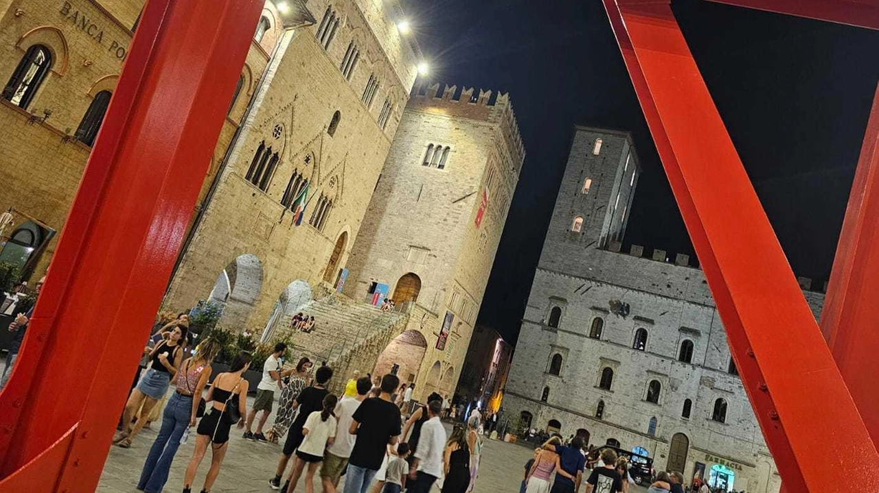 Il Neruda’s Gate è l’opera monumentale di Mark Di Suvero installata in occasione del Todi Festival e ancora situata in Piazza del Popolo: è una delle tappe della passeggiata Il Neruda’s Gate è l’opera monumentale di Mark Di Suvero installata in occasione del Todi Festival e ancora situata in Piazza del Popolo: è una delle tappe della passeggiata