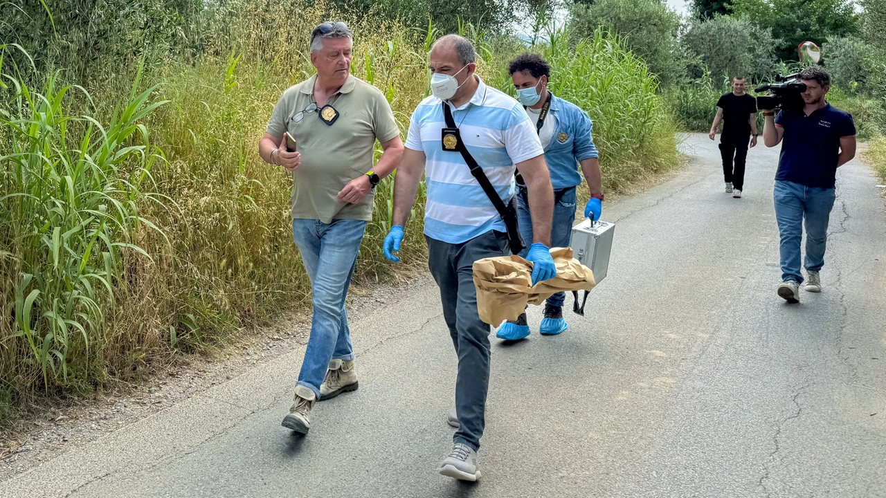 Investigatori a casa di Vasile Frumuzache assassino di Denisa Paun: operatori TV, Carabinieri e scientifica dei CC sul luogo Investigatori a casa di Vasile Frumuzache assassino di Denisa Paun: operatori TV, Carabinieri e scientifica dei CC sul luogo