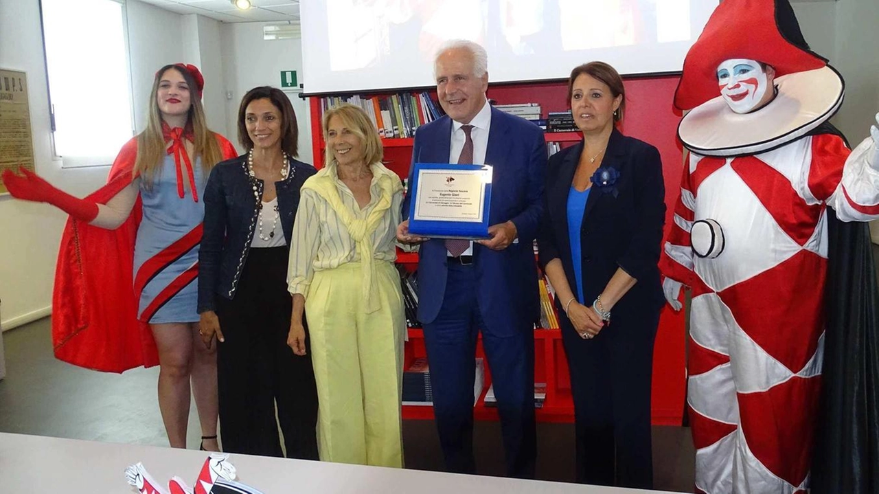 La presidente Marialina Marcucci: "Apporto della Regione fondamentale". Il Governatore ringrazia e dice: "Sui carri la satira politica torni più forte che mai" . La presidente Marialina Marcucci: "Apporto della Regione fondamentale". Il Governatore ringrazia e dice: "Sui carri la satira politica torni più forte che mai" .