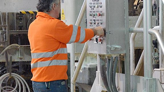 Un operaio al lavoro in una cartiera Un operaio al lavoro in una cartiera