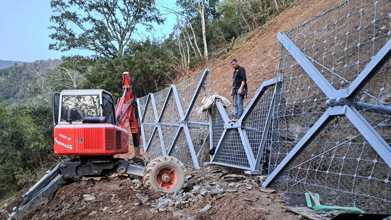 I lavori per la messa in sicurezza della frana che minaccia la sp8 a Calice al Cornoviglio. La strada è chiusa dallo scorso 2 maggio, con il territorio tagliato in due I lavori per la messa in sicurezza della frana che minaccia la sp8 a Calice al Cornoviglio. La strada è chiusa dallo scorso 2 maggio, con il territorio tagliato in due