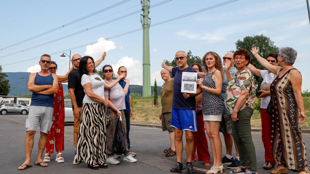 L’elettrodotto in corso di realizzazione nell’area urbana di Calenzano dovrà rientrare nei limiti previsti dalla normativa nazionale per quanto riguarda... L’elettrodotto in corso di realizzazione nell’area urbana di Calenzano dovrà rientrare nei limiti previsti dalla normativa nazionale per quanto riguarda...