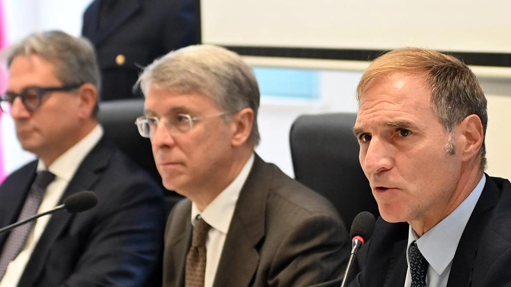 Il procuratore di Perugia, Raffaele Cantone, con il questore Fausto Lamparelli, il direttore del Servizio centrale operativo della Polizia, Vincenzo Nicolì, e del capo della mobile Maria Assunta Ghizzoni Il procuratore di Perugia, Raffaele Cantone, con il questore Fausto Lamparelli, il direttore del Servizio centrale operativo della Polizia, Vincenzo Nicolì, e del capo della mobile Maria Assunta Ghizzoni