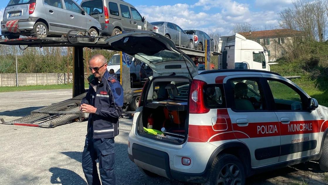 carcasse auto abbandonate periferia