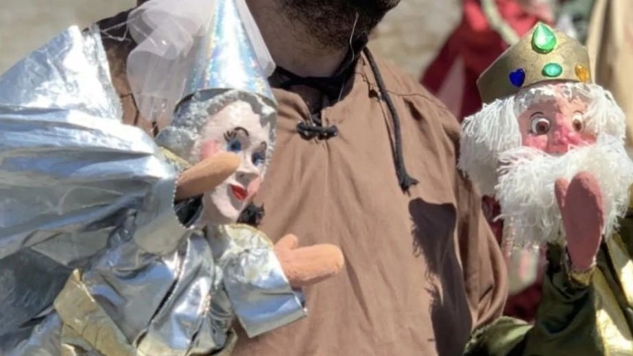 Torna il ’Teatro prêt-à-porter’, una rassegna nella rassegna ’Palcoscenici stellati’ pensata per i borghi massesi e la costa per celebrare... Torna il ’Teatro prêt-à-porter’, una rassegna nella rassegna ’Palcoscenici stellati’ pensata per i borghi massesi e la costa per celebrare...