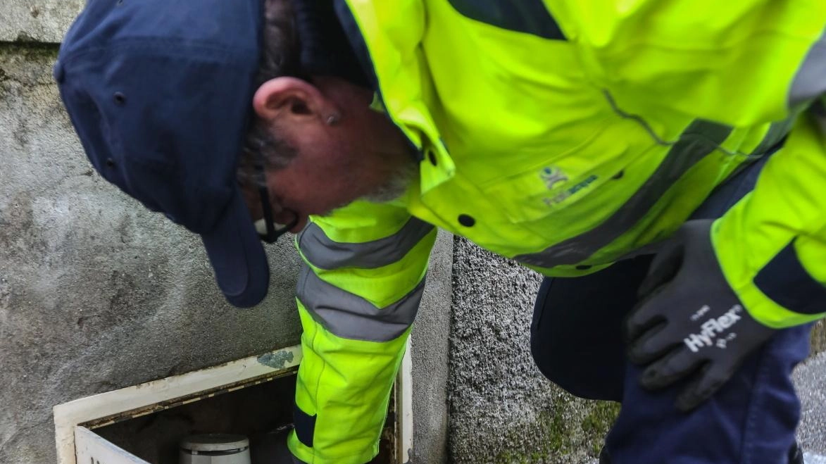 Un operatore impegnato nella lettura di un contatore dell’acqua. In Val di Vara nelle ultime settimane sono spuntati dispositivi nelle fontane pubbliche, scatenando l’ira di cittadini e comitati locali (. foto di repertorio Un operatore impegnato nella lettura di un contatore dell’acqua. In Val di Vara nelle ultime settimane sono spuntati dispositivi nelle fontane pubbliche, scatenando l’ira di cittadini e comitati locali (. foto di repertorio