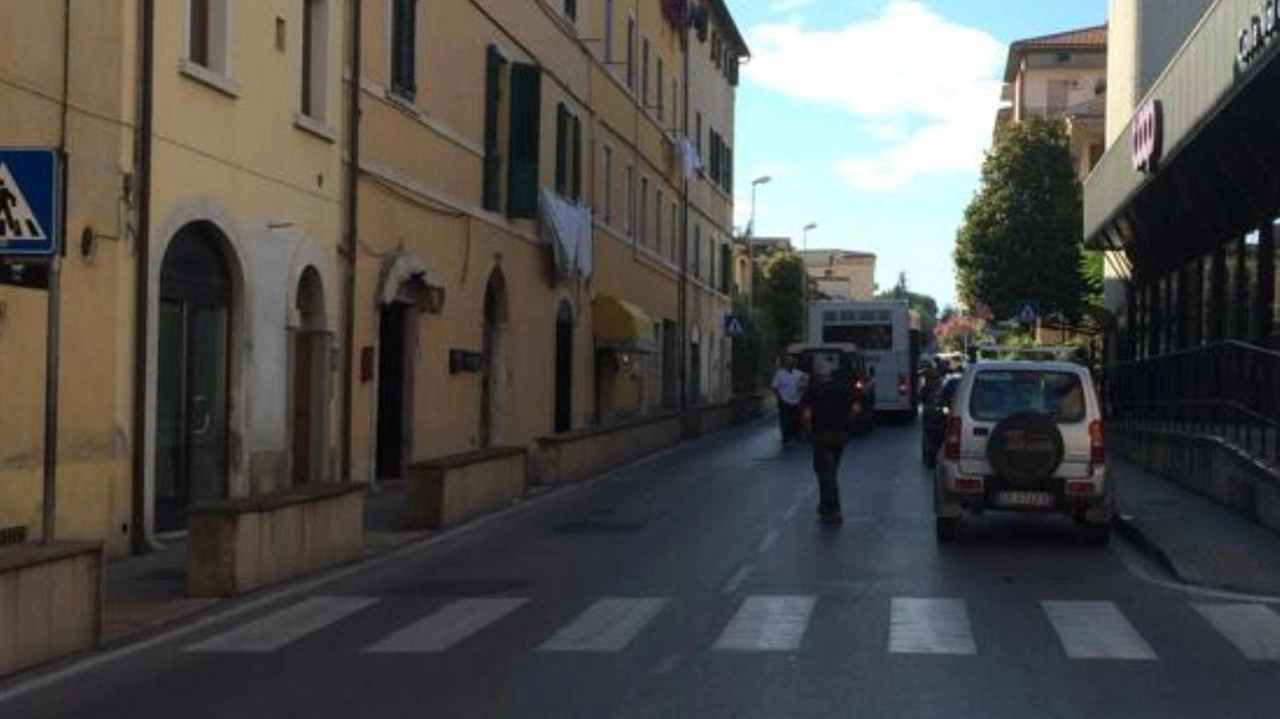 Via Diaz, la denuncia dei residenti: «Oltre al traffico c’è il problema di chi parcheggia in doppia fila» Via Diaz, la denuncia dei residenti: «Oltre al traffico c’è il problema di chi parcheggia in doppia fila»