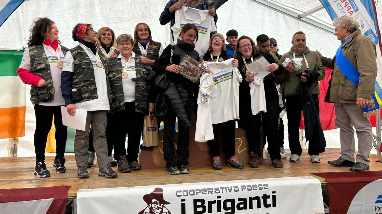 Il podio del campionato del mondo di raccolta di funghi che si è disputato nel verde della montagna del Cerreto organizzato dalla cooperativa I Briganti Il podio del campionato del mondo di raccolta di funghi che si è disputato nel verde della montagna del Cerreto organizzato dalla cooperativa I Briganti