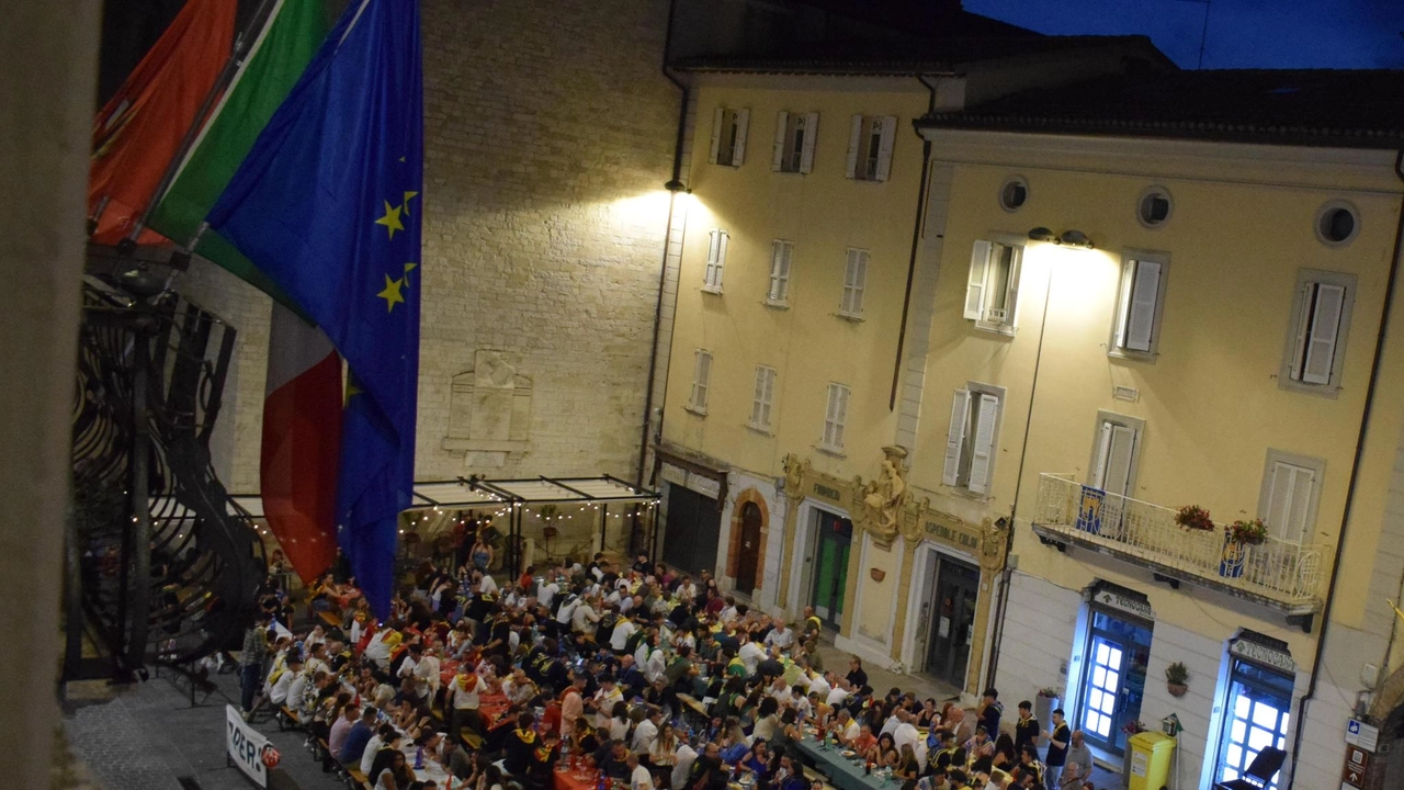 Ben 600 persone hanno partecipato alla “Cena dei 100 giorni“, tradizionale appuntamento dei contradaioli delle quattro Porte cittadine: si sono... Ben 600 persone hanno partecipato alla “Cena dei 100 giorni“, tradizionale appuntamento dei contradaioli delle quattro Porte cittadine: si sono...