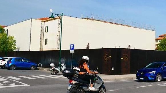 Il cantiere allestito all’ex hotel Paradiso al Mare sul viale