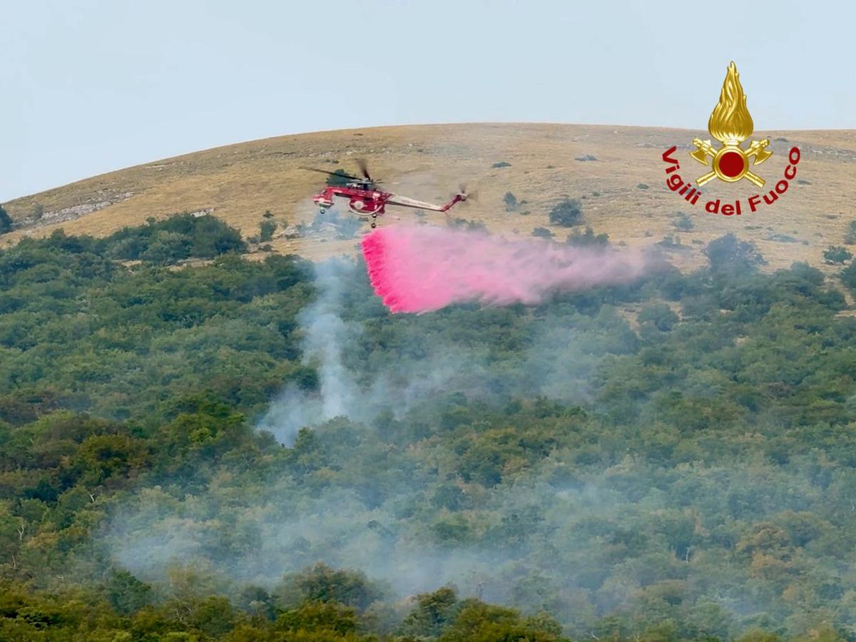 incendio a san casciano in rapida espansione due elicotteri e squadre di terra per combatterlo