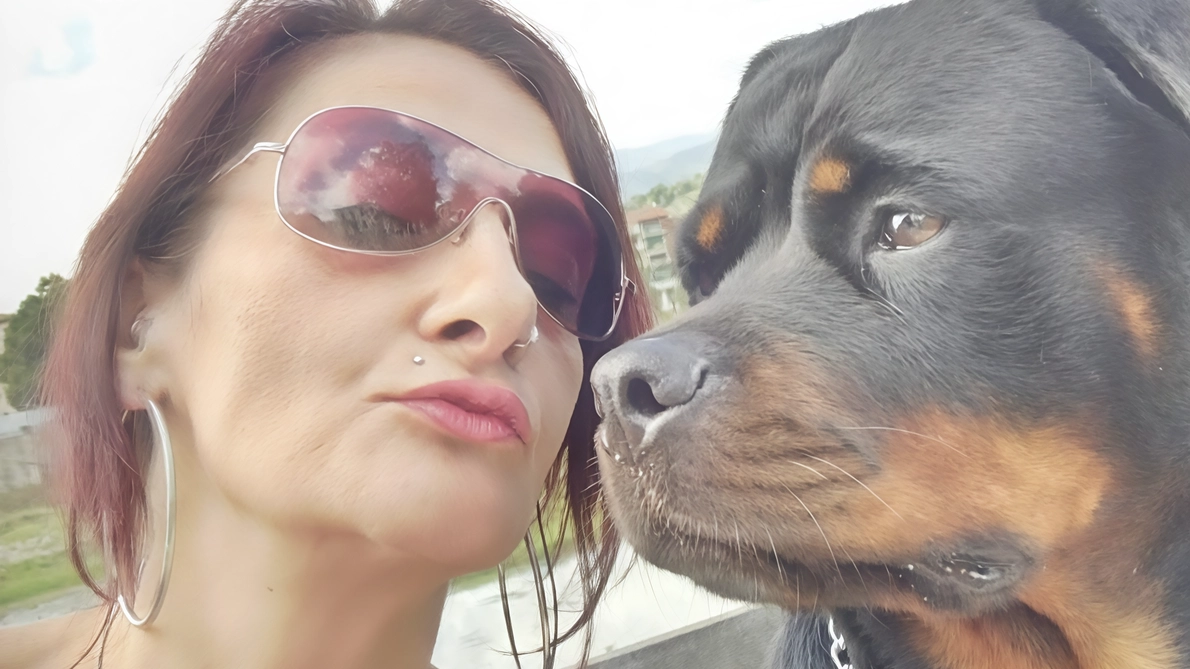 Sara Margheriti con il suo cane India vive nell’ex hotel River Sara Margheriti con il suo cane India vive nell’ex hotel River