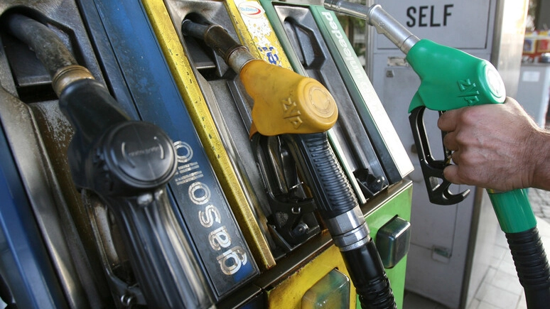 Salgono i prezzi della benzina Salgono i prezzi della benzina