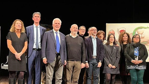 Il presidente della Regione Giani con i sindaci e gli esponenti istituzionali al teatro Mascagni di Chiusi Il presidente della Regione Giani con i sindaci e gli esponenti istituzionali al teatro Mascagni di Chiusi