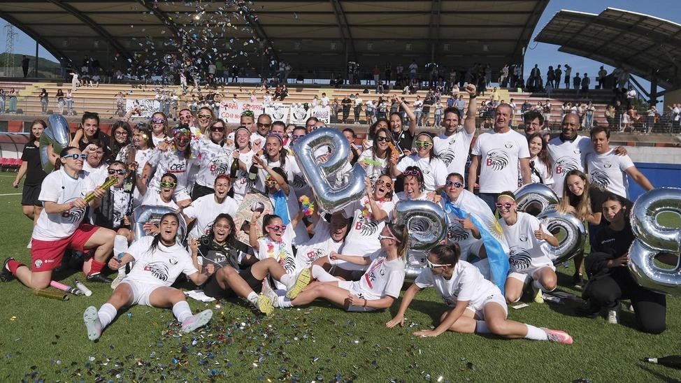 Lo Spezia Women il giorno della festa per la promozione in. Serie B, seguita pochi giorni dopo. dalla vittoria in Coppa Italia; a sinistra l’allenatore Roberto Salterio (foto Massimo P«squali) Lo Spezia Women il giorno della festa per la promozione in. Serie B, seguita pochi giorni dopo. dalla vittoria in Coppa Italia; a sinistra l’allenatore Roberto Salterio (foto Massimo P«squali)