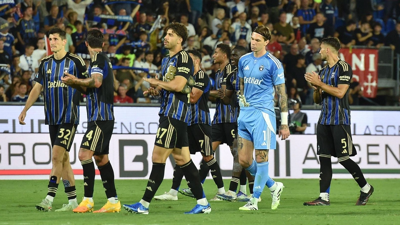 I nerazzurri sotto la curva Nord dopo la buona prestazione contro la Roma I nerazzurri sotto la curva Nord dopo la buona prestazione contro la Roma