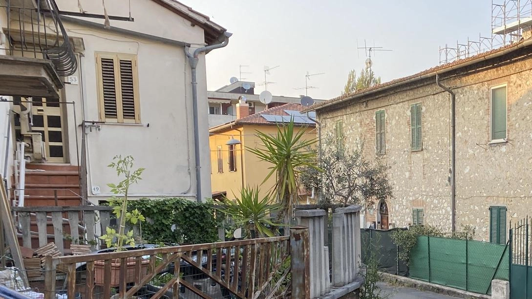 Un quartiere “assediato“ dalle auto: «In 12 ore transitano 800 veicoli» Un quartiere “assediato“ dalle auto: «In 12 ore transitano 800 veicoli»