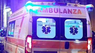 Livorno, ambulanza si ribalta in piazza della Repubblica: quattro feriti