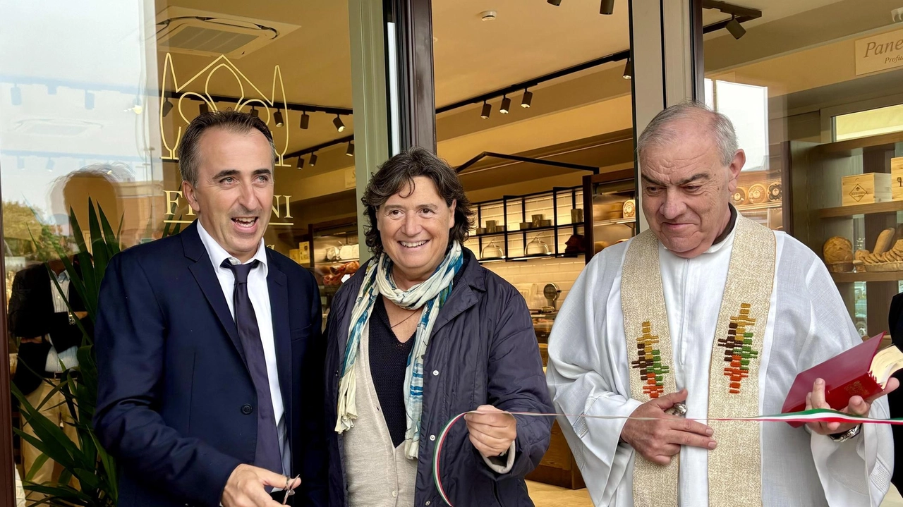La produzione del caseificio "Il Fiorino" resterà a Roccalbegna. La titolare Angela: "Andiamo avanti con l’umiltà e la passione di sempre". La produzione del caseificio "Il Fiorino" resterà a Roccalbegna. La titolare Angela: "Andiamo avanti con l’umiltà e la passione di sempre".