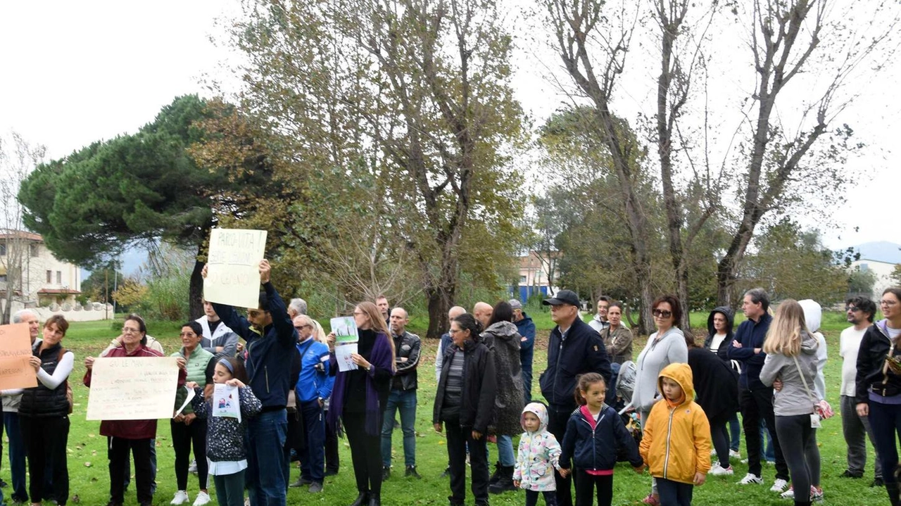 La protesta dei residenti nel parco pubblico Baden Powell alla Migliarina La protesta dei residenti nel parco pubblico Baden Powell alla Migliarina